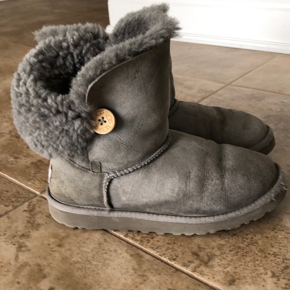 gray bailey button uggs